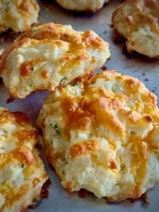 easy drop biscuits, sour cream and chive drop biscuits, easy drop biscuits, sour cream drop biscuits, sour cream biscuits, easy biscuit recipe, drop biscuit recipe, sour cream drop biscuit recipe